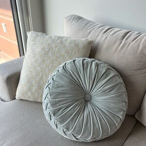 Throw pillow bundle